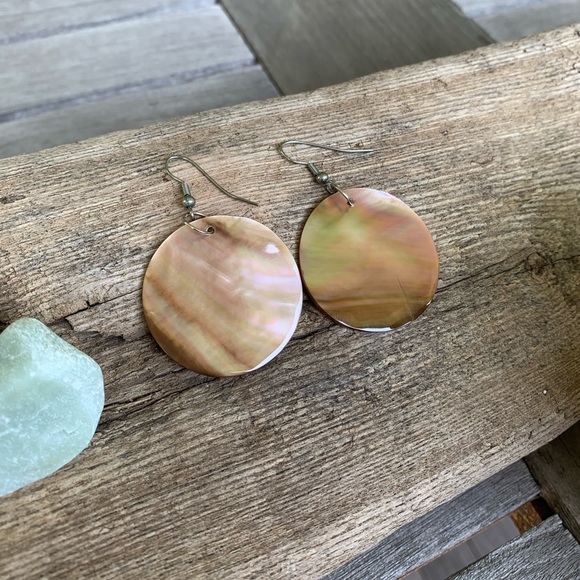 Jewelry - Shell round disk earrings